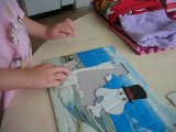 Emma fait un puzzle