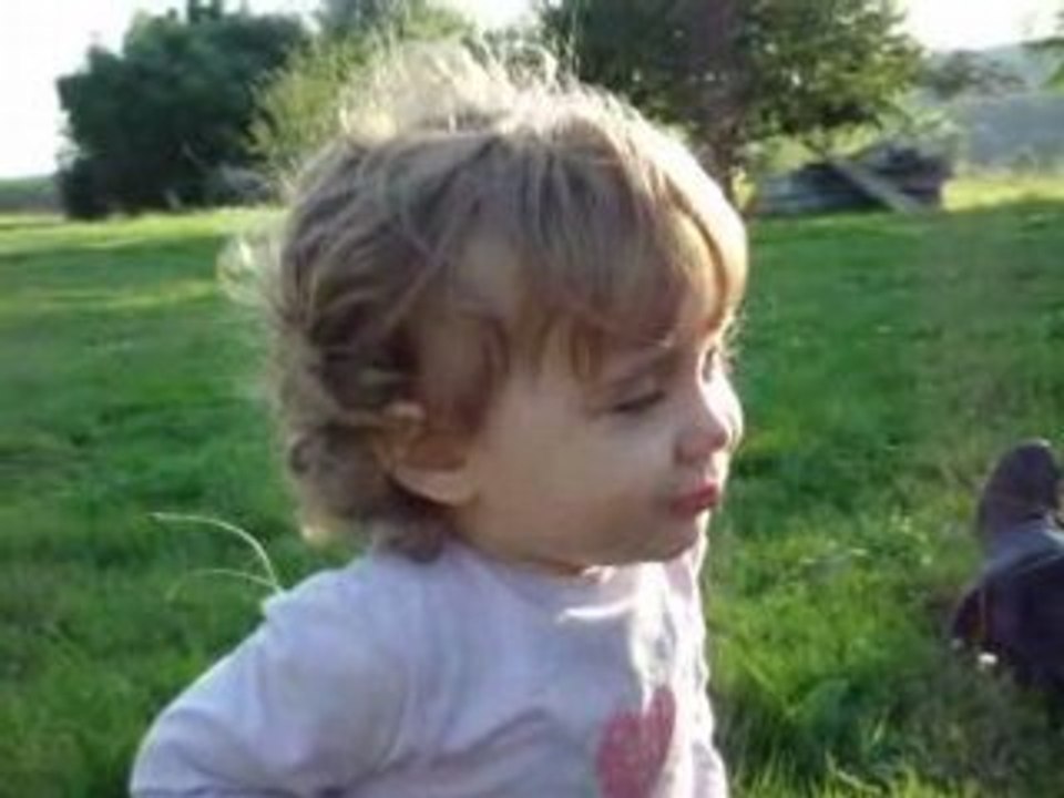 bébé imitant les cris d'animaux