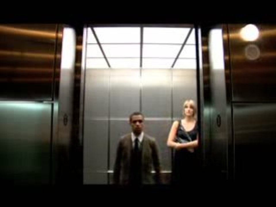 Une femme blanche et un homme noir dans un ascenseur racisme