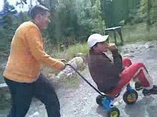 thomas le cycliste qui sfait aider avec un velo de compéte