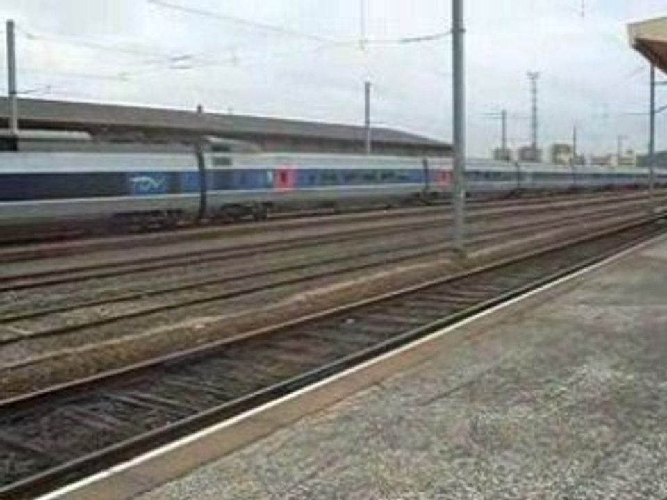 rio jaune avec la bb 67348 multiservice + ter-gv en manoeuvr