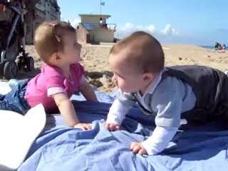 bébés fèv à la plage