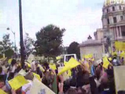 Benoît XVI place Vauban, après messe aux Invalides.