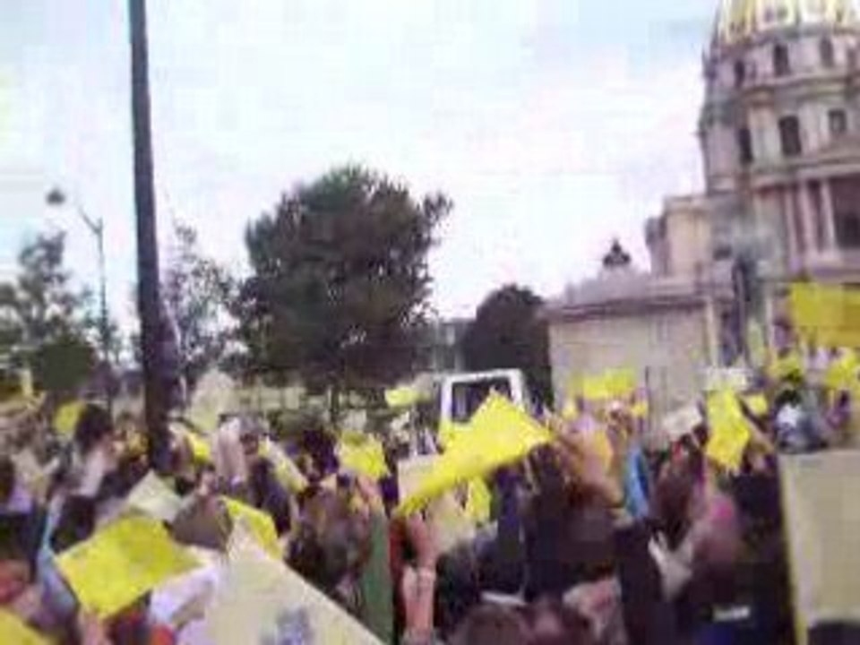Benoît XVI place Vauban, après messe aux Invalides.