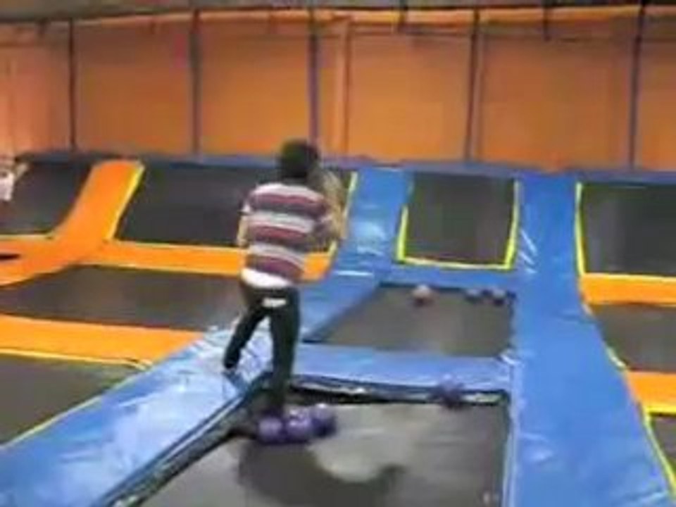 JONAS BROTHERS- BALLE AUX PRISONNIERS SUR TRAMPOLINE!!