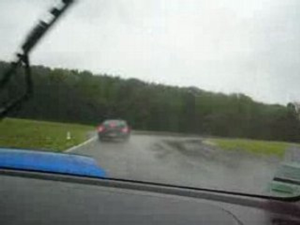 Subaru Impreza Sti aux Ecuyers sous la pluie