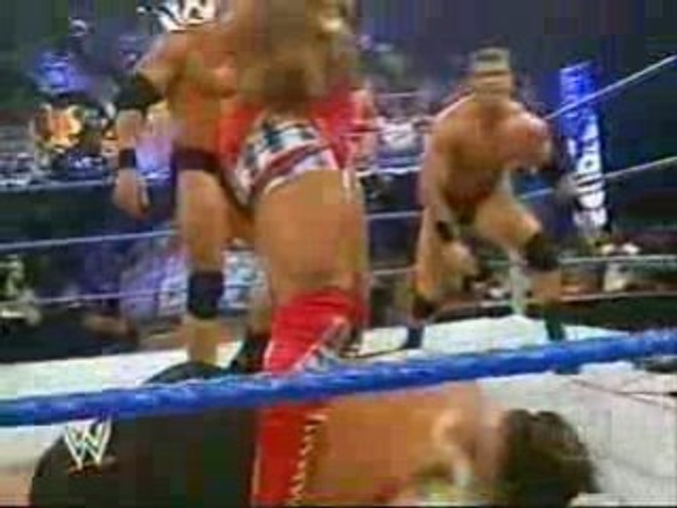 Big Show get's his Head Shaved.