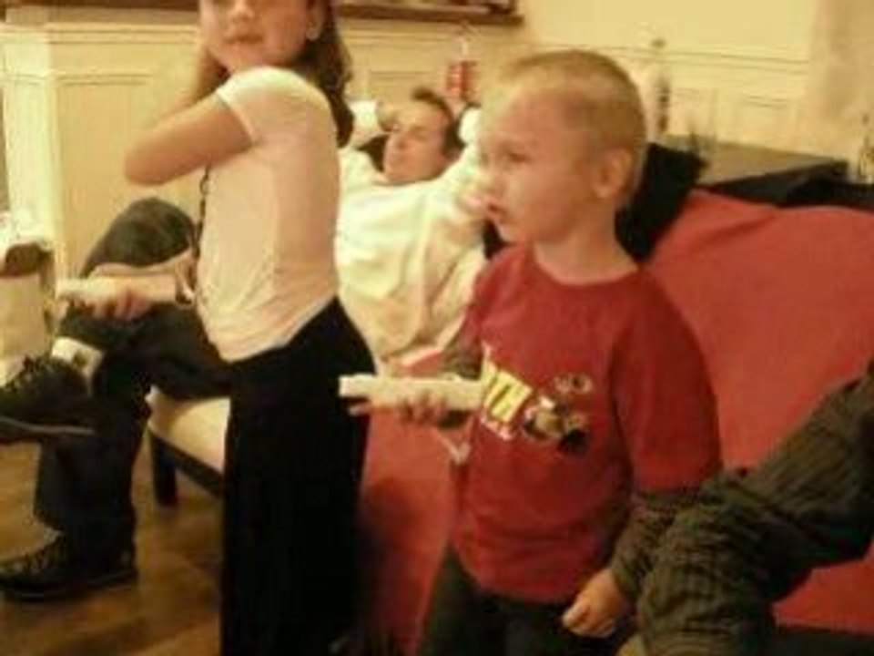 Allan et Manon jouent à la Wii