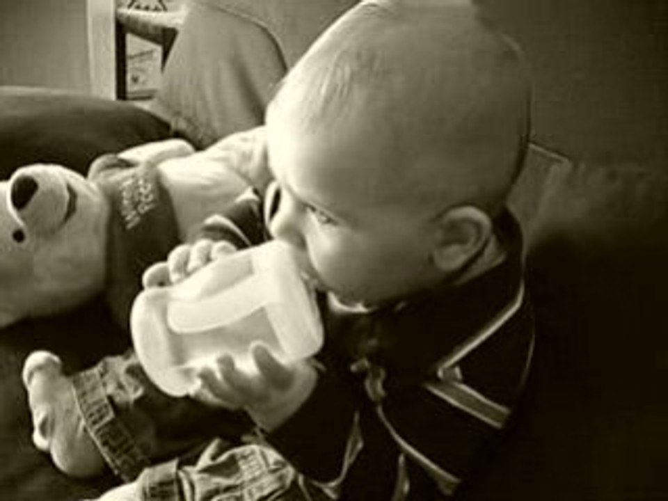 Thomas et sa tasse winnie