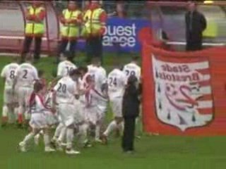 Le PL Bergot accompagne les joueurs sur le terrain