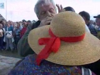 A la claire fontaine foire de lessay 2008...harmonica