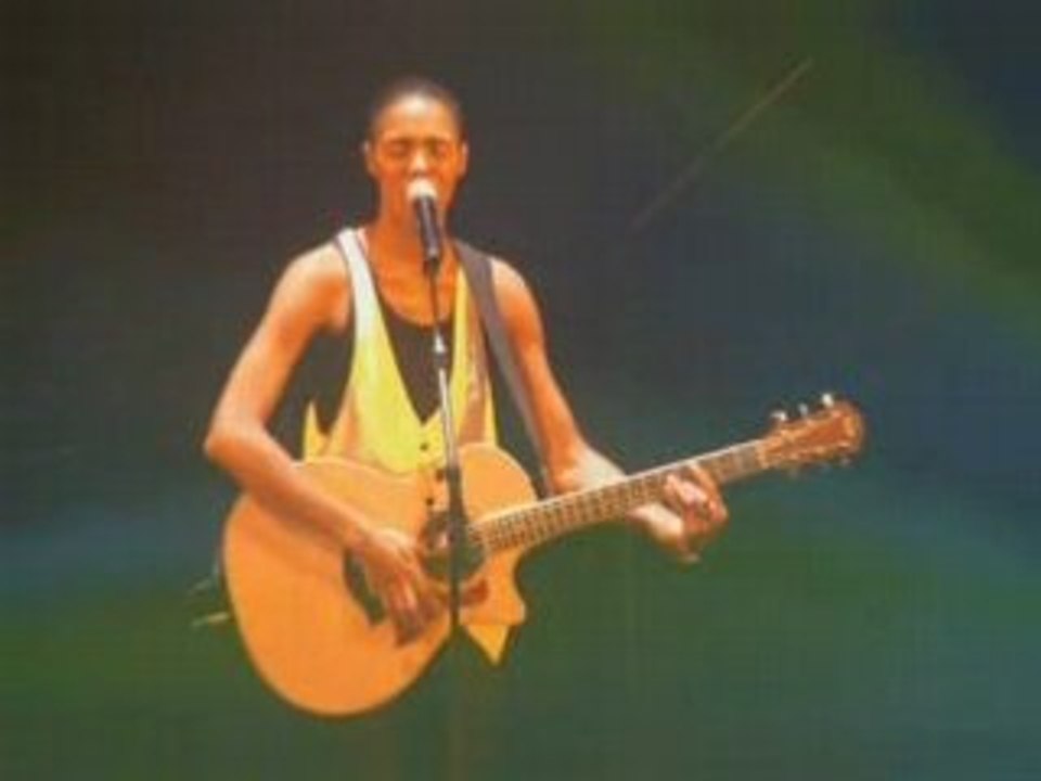 Ayo - "Down on my knees" Live (Paris - Sept 14th 2008)