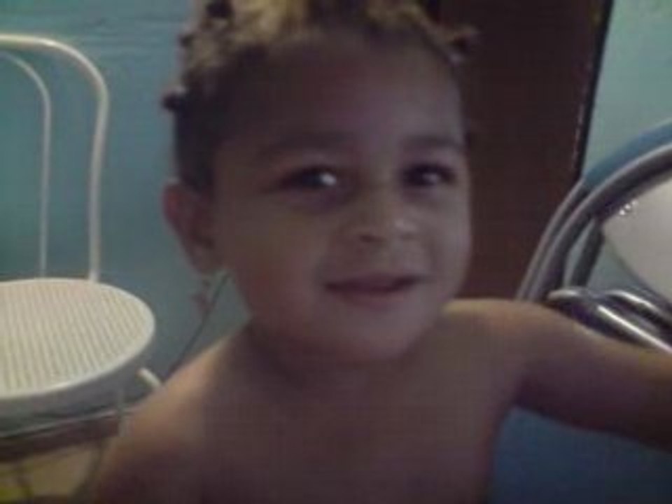 Mimi chante dans sa maison un grand cerf