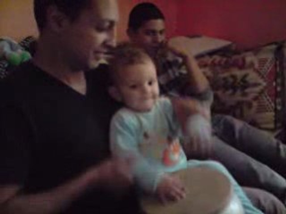 yliès fait du tam tam