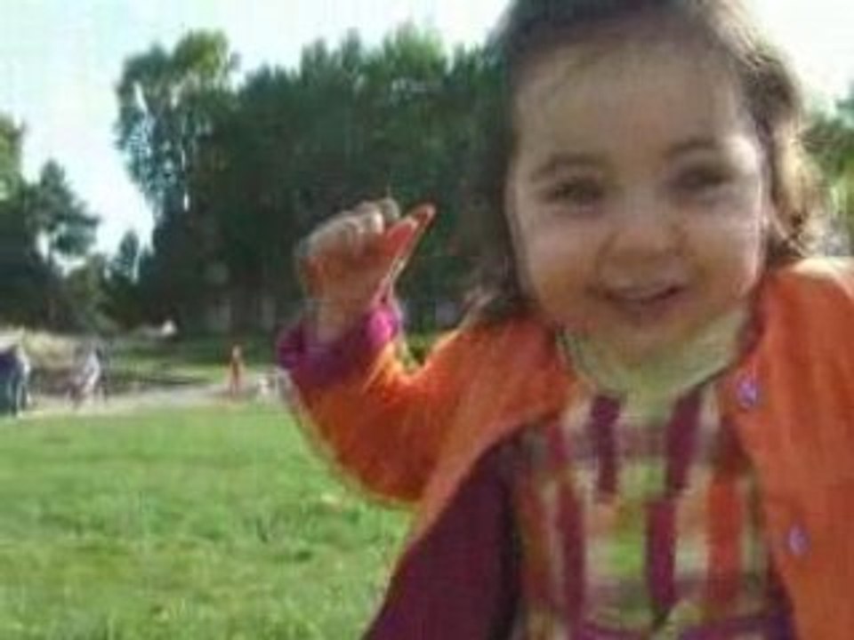 Lina caminando en el parque