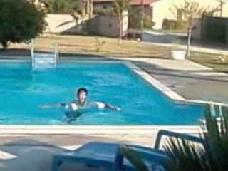 Mw é dorian ki sote dan la piscine