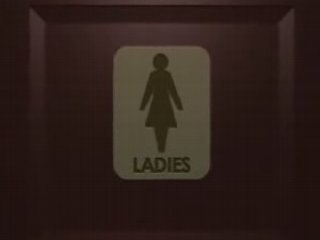 Que peut il se passer dans les toilettes pour dames ?