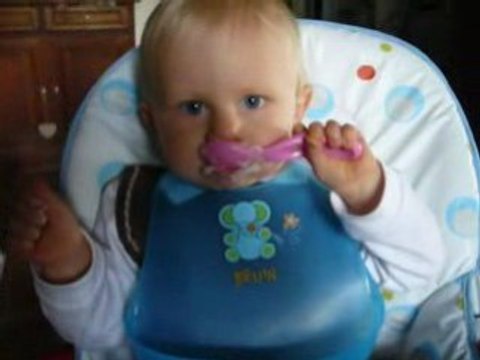 Je commence à manger tout seul