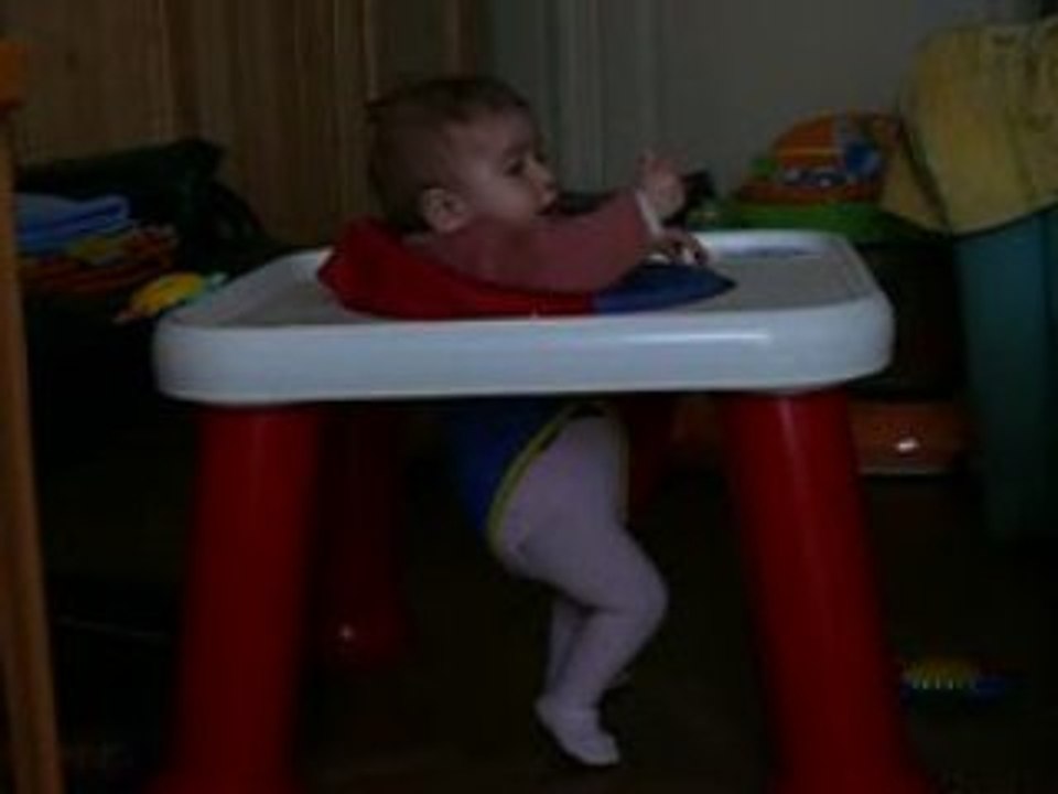 Zia fait les marionnettes 16.09.08