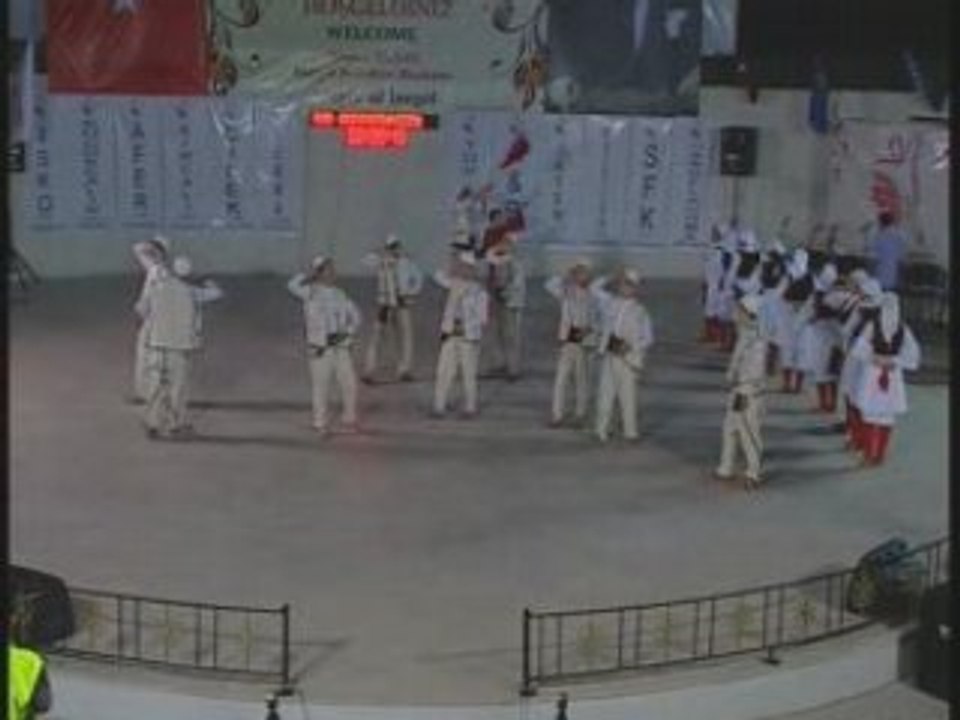 İNEGÖL ŞENLİGİNDE MAKADONYA FOLKLOR EKİBİ