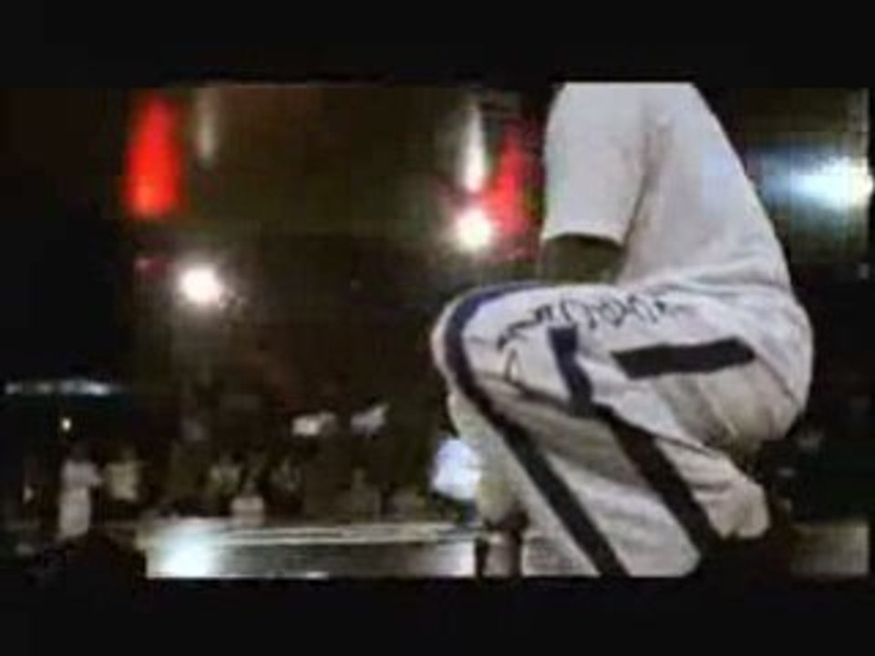 Pelezinho_vs_Crazy_Monkey_-_Red_Bull_BC_One_2006_DVD_rip