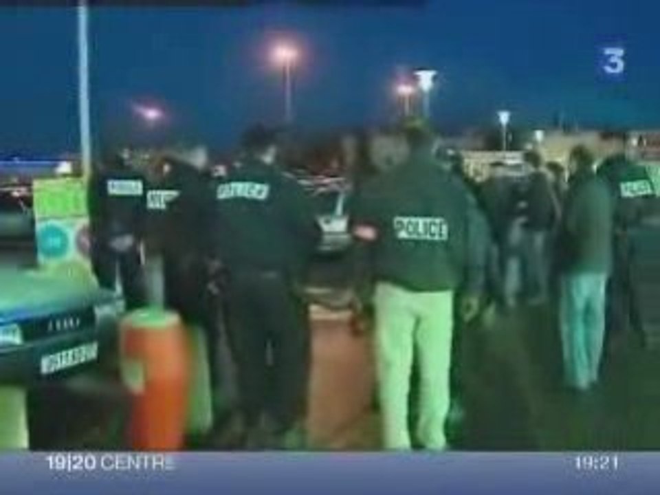 "Au nom de quoi Mr le policier SIONISTE ???!!"