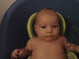 Camille dans le bain, 2 mois