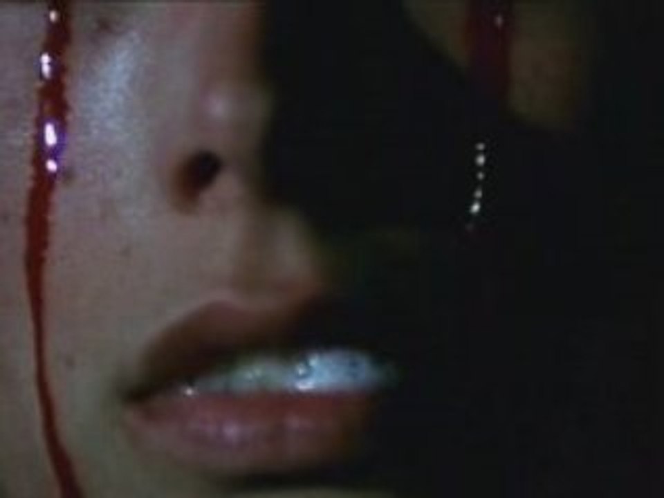 Fille vomissant ses intestins ( extrait du film frayeurs )