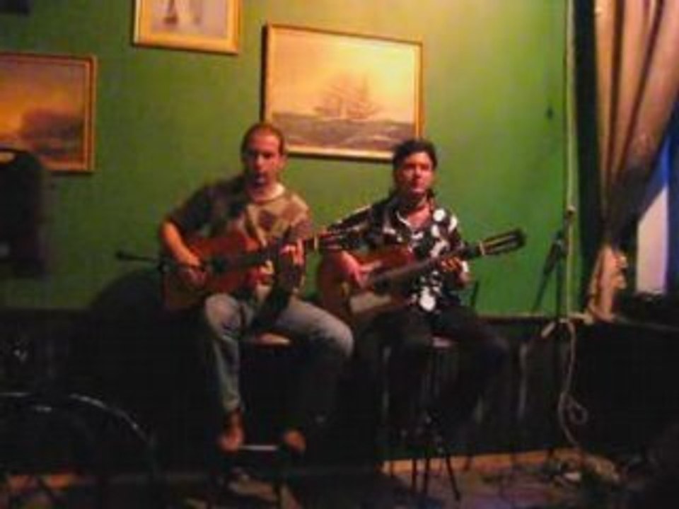 Emilio et Leuntchiq jouent Tampa(Saint-Petrsbourg,Cafe)