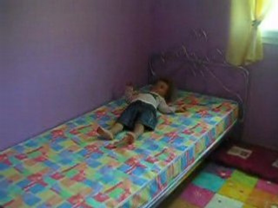 Saute sur le lit