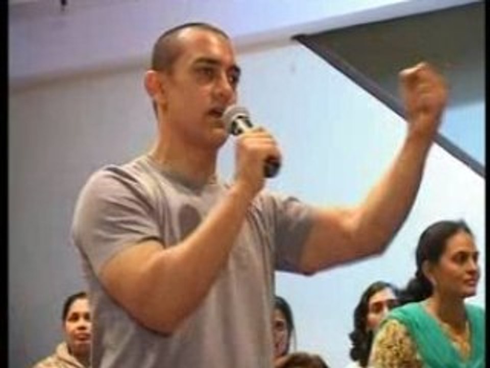 04 Aamir With Children