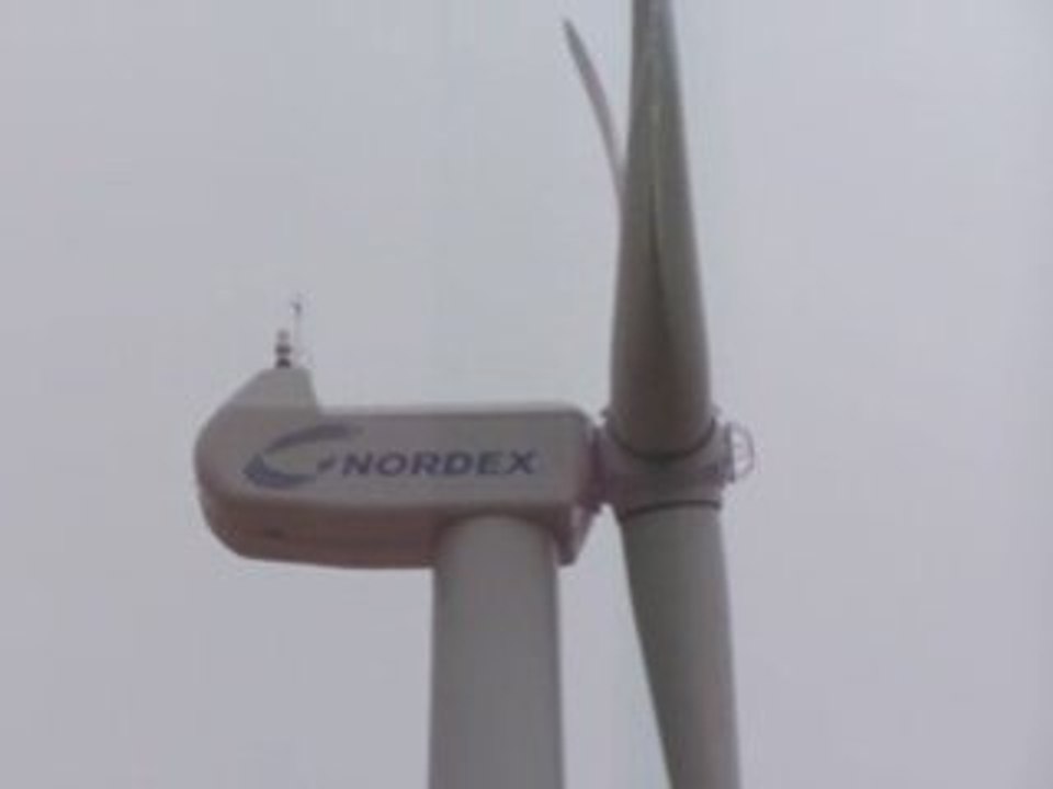 le  bruit du vent dans les pales d'une éolienne