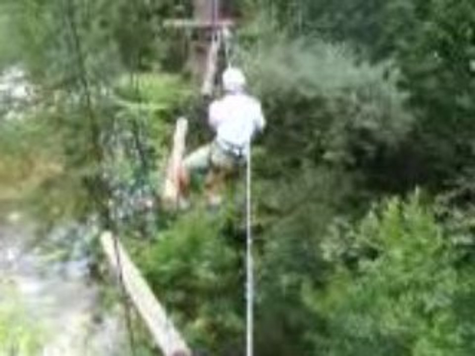 Régis se jete d'un arbre