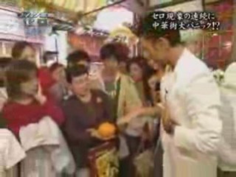 STreet Magic - Man makes Burger pop out of wall
