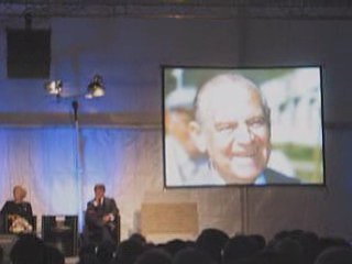 Esplanade Raymond Barre : hommage de G. Collomb