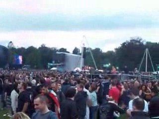 crowd is waiting for metallica in dublin