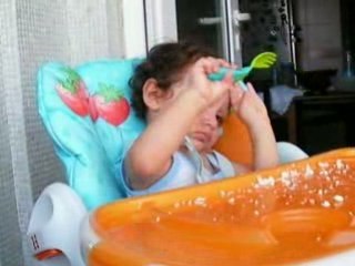 Sanyo 20 058 mama sandalesinde peynir yeme