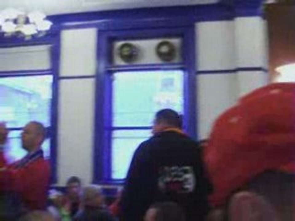 Ambiance dans un pub de Liverpool lors de Everton -Standard