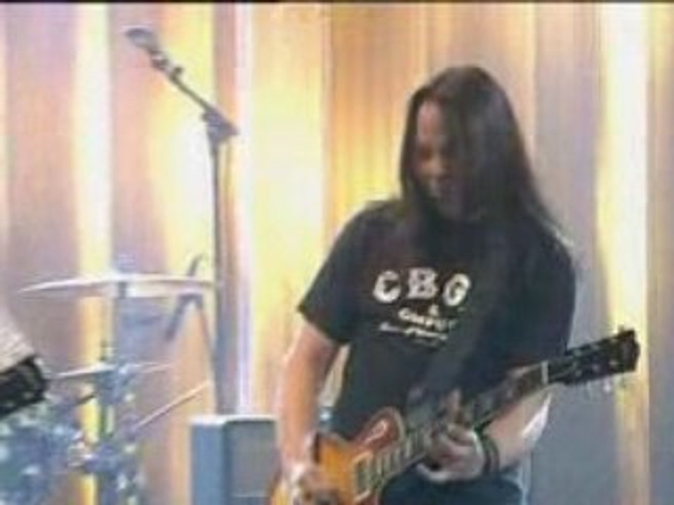 Guitar hero Tuomas Wäinölä playing some Tërasbetoni