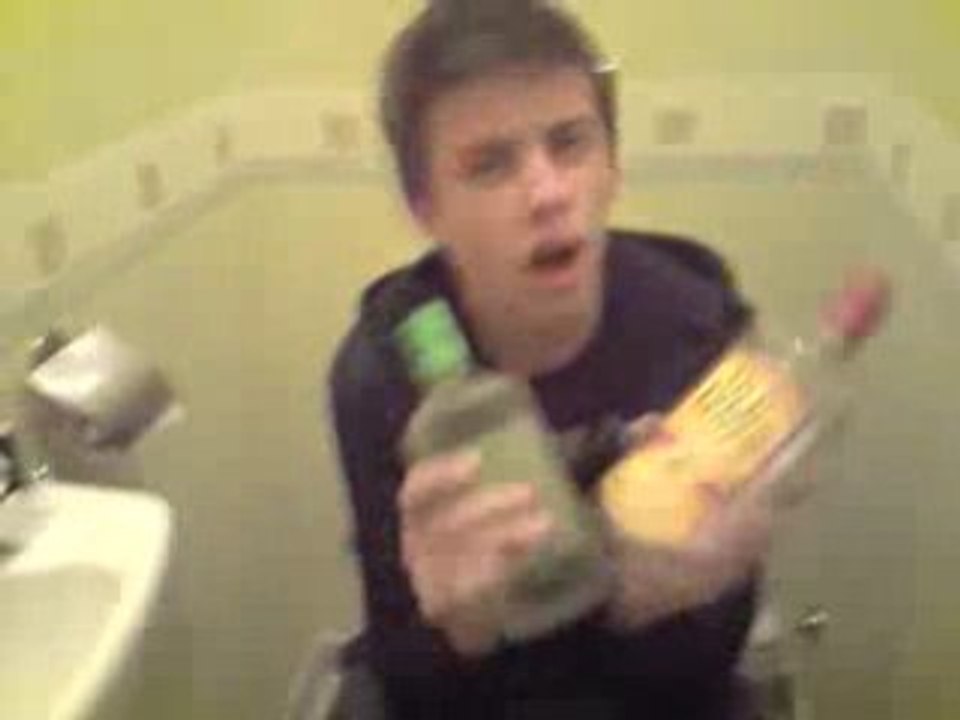 Charly aux toilettes.