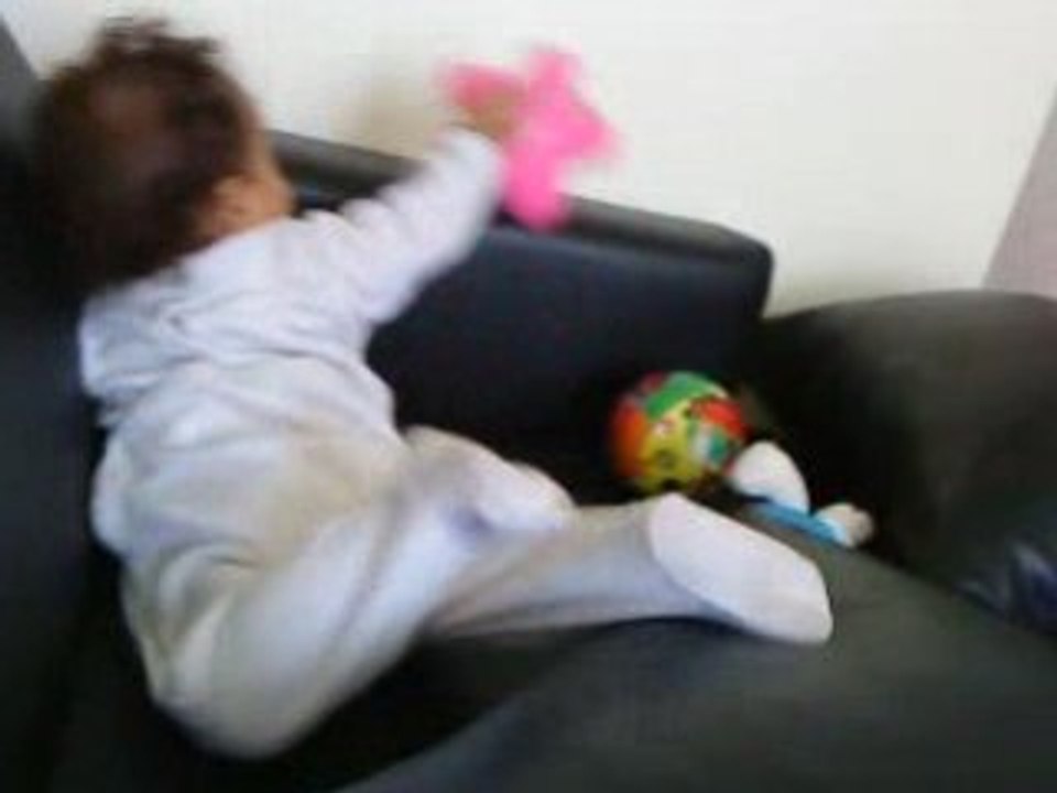 Nolan grimpe sur canapé