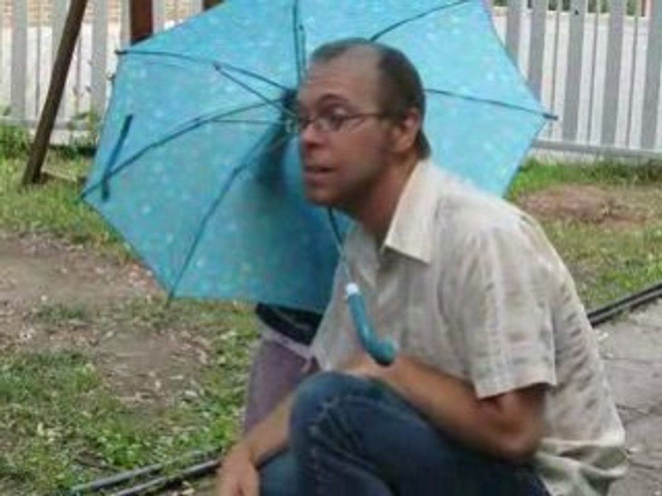 Marilou et Alain sous le parapluie
