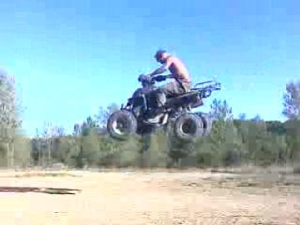 Teste d un shineray 250 sur des sauts