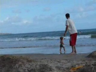 Loumsi et son papa à la plage