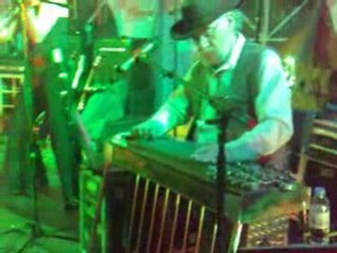 Rusty legs en concert à la foire de béré