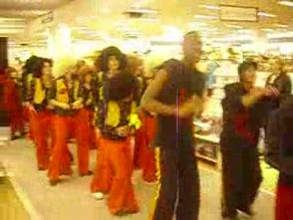 BIENNALE DE LA DANSE DANS LES TEMPS GALERIES LAFAYETTES 10