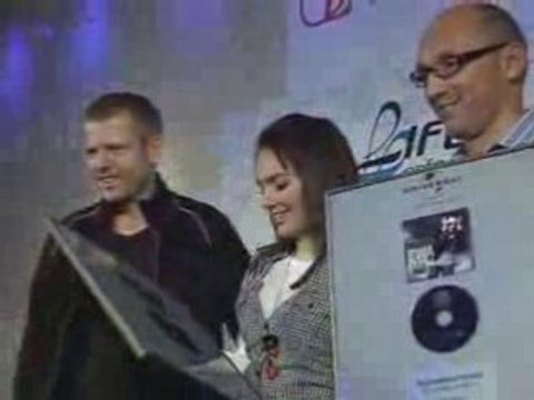 Ewa Farna dostala platinovou desku za album Ticho