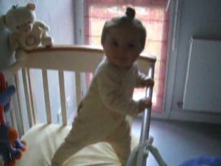 LOANN debout dans son lit