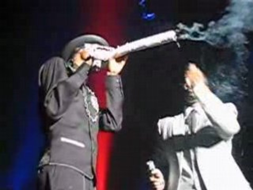 Snoop Smokes a Giant Spliff