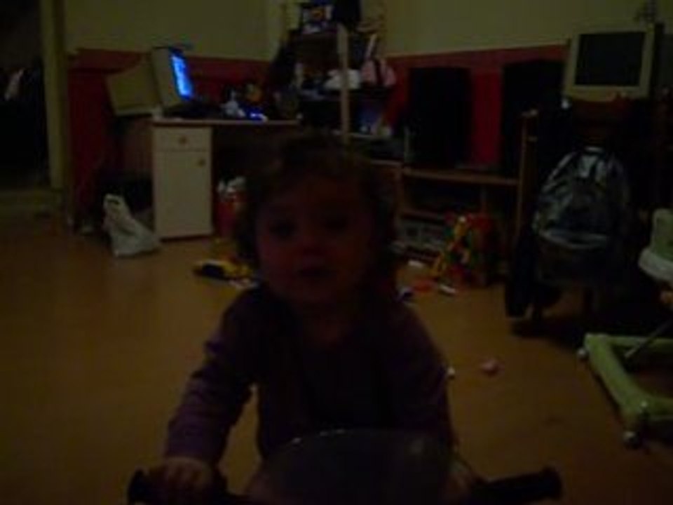 Maeva fait de la moto